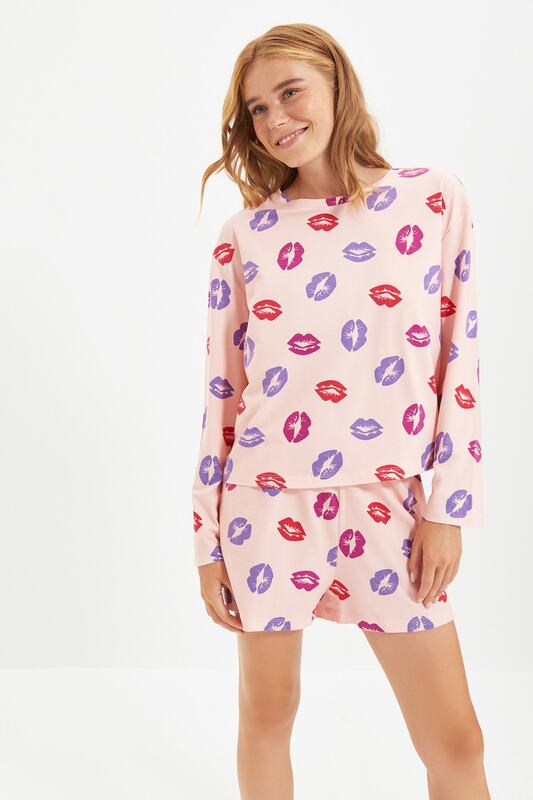 Trendyol-Pijama de punto con estampado de labios, THMAW22PT0116