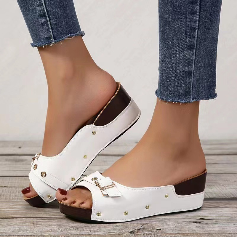 Zapatillas de plataforma con remaches para mujer, sandalias informales de cuña con hebilla a la moda, zapatos de playa de suela gruesa de talla grande, 2022