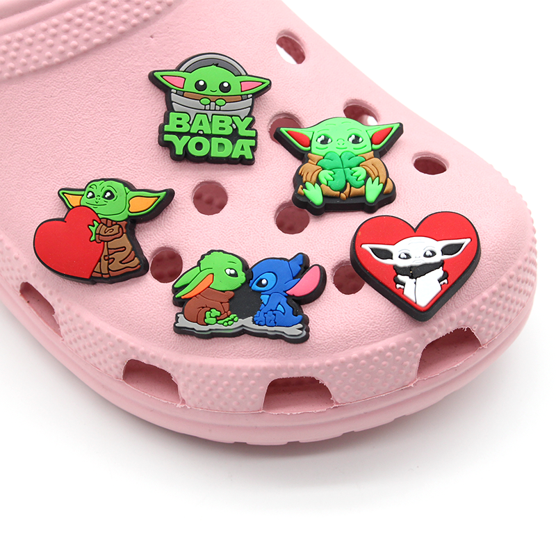 Carino 1 pz cartone animato verde alieno Charms scarpa divertente accessori per scarpe fai da te misura sandali decorare fibbia PVC Unisex regali per bambini croc jibz