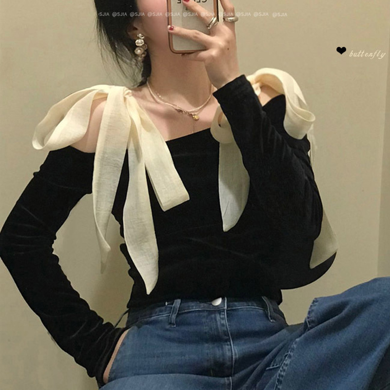 Blus Beludru Hitam Renda Wanita Leher Potong Seksi Mode Temperamen Chic Gaya Korea Ramping Kaus Lengan Panjang 2023 Pakaian Baru