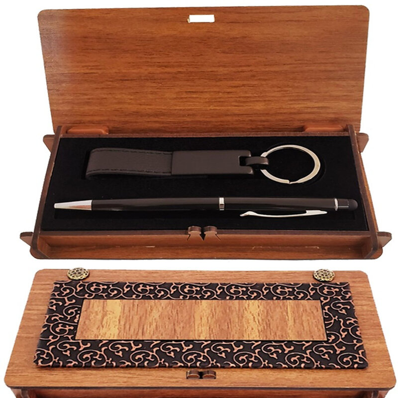 Llavero y bolígrafo negro en caja de madera