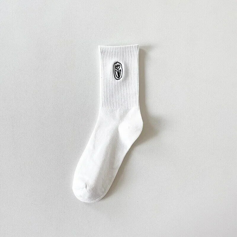 ถุงเท้าผ้าฝ้ายตัวอักษรตื้นปากแนวโน้มสีดำสีขาวปักถุงน่อง Harajuku สไตล์การ์ตูนสร้างสรรค์ Pile