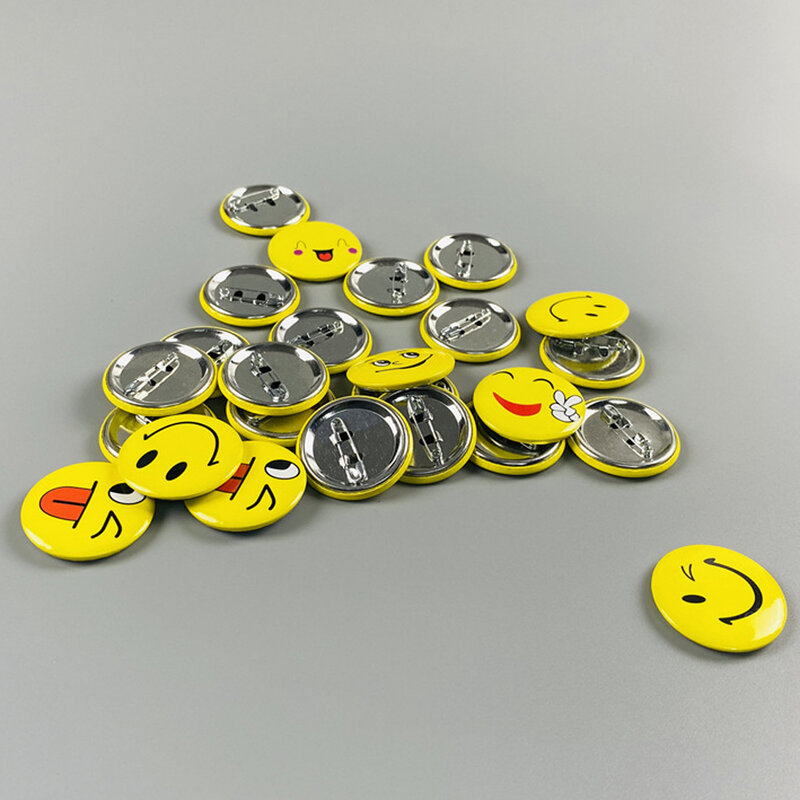 Cute Smiley Face Badges Pin Set para Estudantes, Hotel, Birthday Party Brooch, Jóias Badge, Staff Name Card, 50 pcs