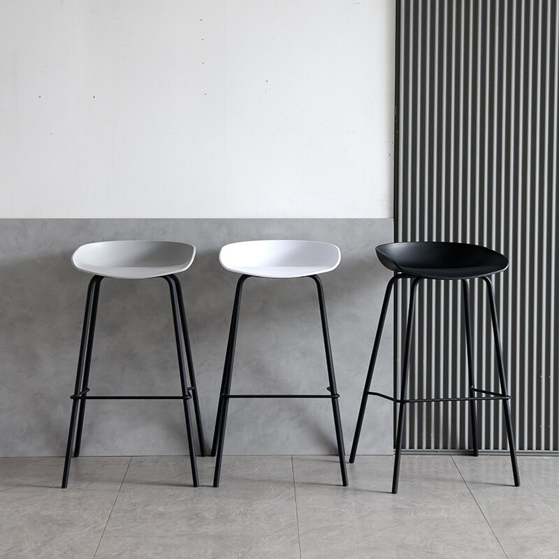 Sillas de Bar minimalistas y modernas, muebles de hierro forjado de estilo Industrial, taburetes altos de diseñador para cafetería comercial, Retro, 2 piezas
