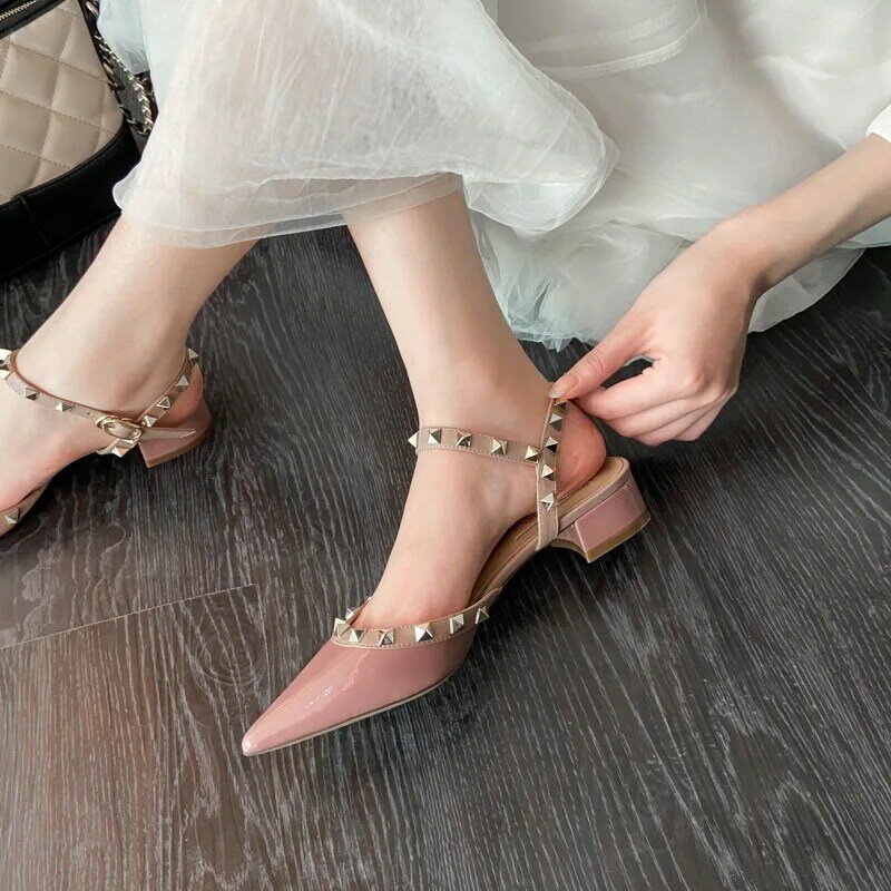 Sandali da donna gladiatore estivi 2023 con tacchi bassi cinturino alla caviglia di marca di lusso rivetti scarpe Casual tacco quadrato di design silenzioso