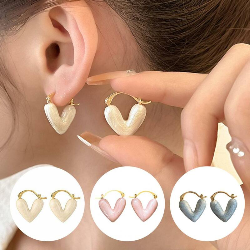 2 Stück herzförmige geometrische Ohrringe koreanische leichte Luxus weiße Öl fallen Liebe Ohr stecker elegante und auffällige Schmuck