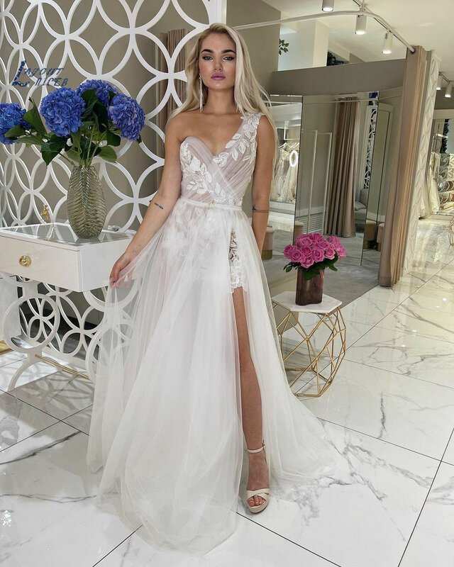 LAYOUT NICEB One Shoulder Wedding Dresses Side Split A-Line Sleeveless Lace Appliques Tulle Belt Bridal Gowns mariee 2022