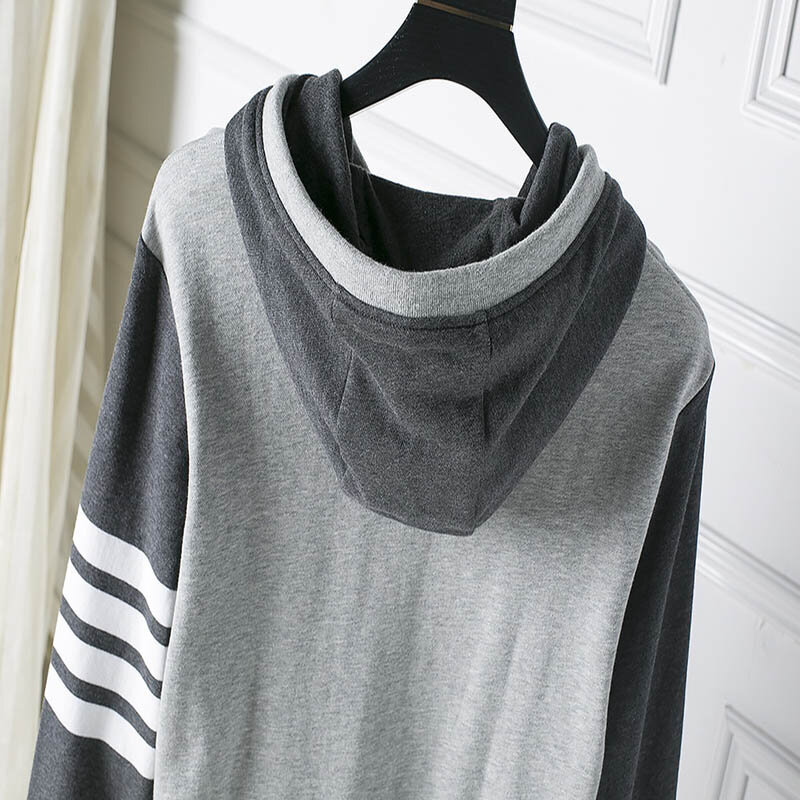 TB THOM Sweatershirt Bertudung Pasangan Berkualitas Tinggi Baru Empat Garis Longgar Warna-memblokir Kaus Pria Merek Mewah Lengan Panjang