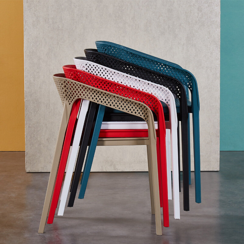 O minimalista nórdico plástico esvaziou cadeiras, cadeiras empilhadas cafetaria, braços empilhados, jantando cadeiras