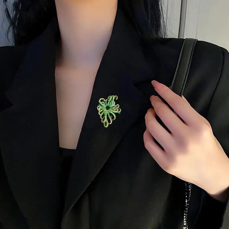 RUI JIA DUSK koreańskiej wersji mody motyl z zawieszką pozłacane zaawansowane kreatywny Pin Cheongsam płaszcz płaszcz stanik akcesoria