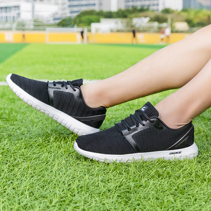 Onemix tênis de corrida para homens respirável malha atlética super leve ao ar livre preto branco sapatos esportivos andando sapatos de corrida