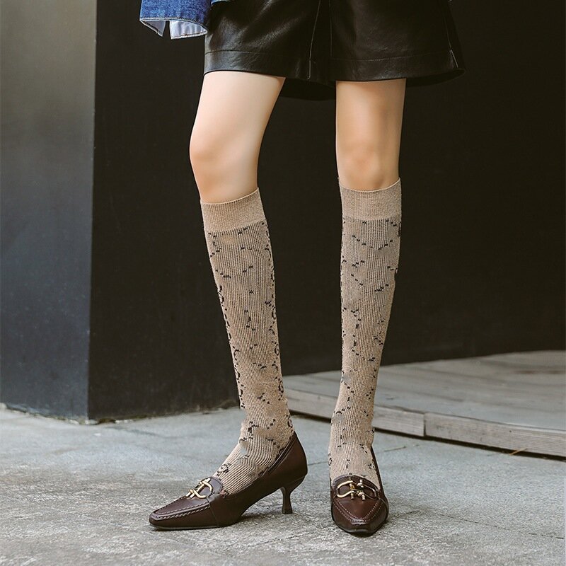 Novo designer meias europeu bordado letras sexy mid tube meias de seda ouro joelho tendência meias de luxo meninas tricô