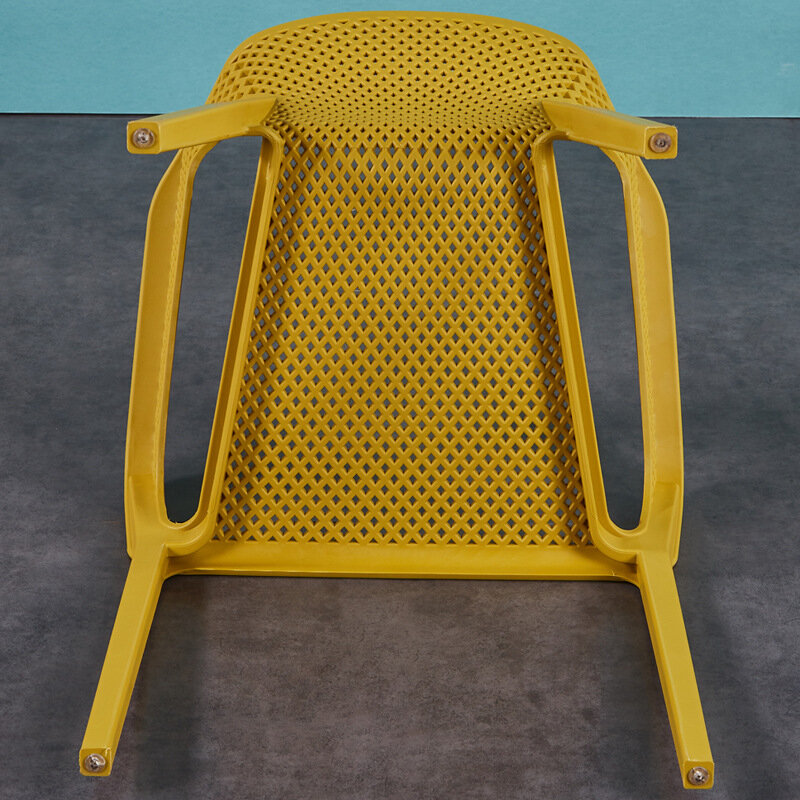 O minimalista nórdico plástico esvaziou cadeiras, cadeiras empilhadas cafetaria, braços empilhados, jantando cadeiras