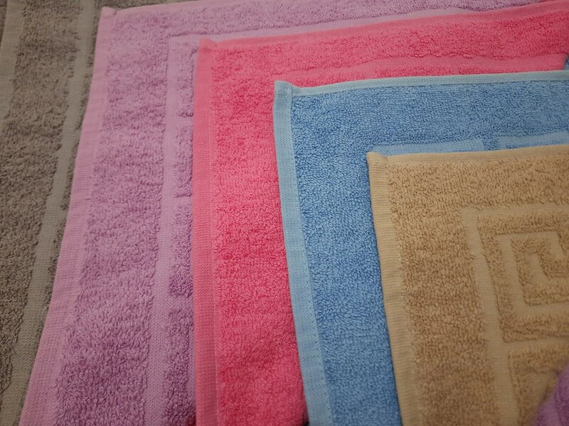 Ręcznik do suszenia ze specjalnym wzorem stopy, chłonny w wodzie 7 różnych kolorów 100% bawełna żakardowa obszyta bawełną o wymiarach 50x70cm.