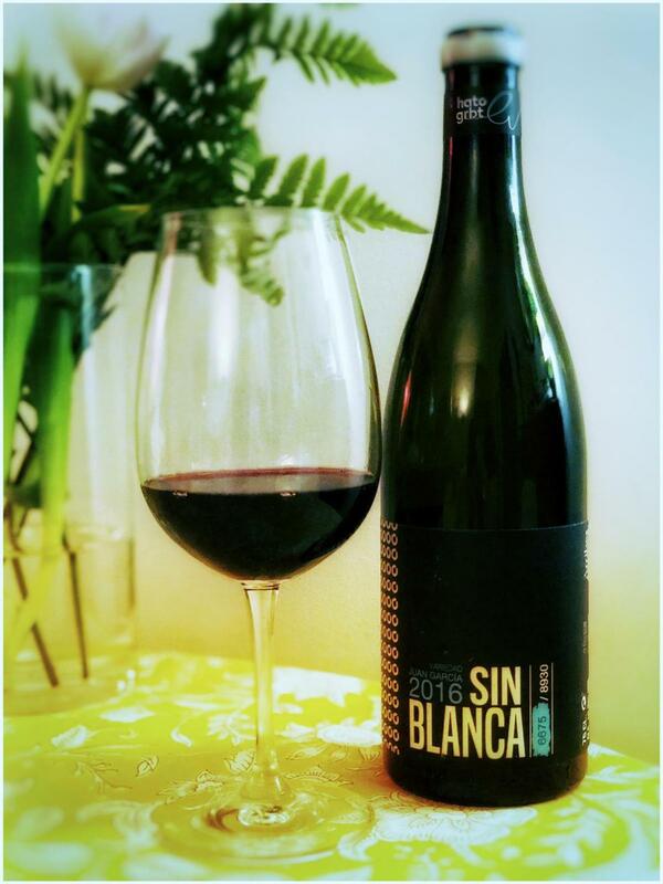 "신 블랑카". 레드 와인. 스페인에서 와인. 선택. 독특한. 고품질 포도주. 유기. 제작 된 와인 두로 천연 와인