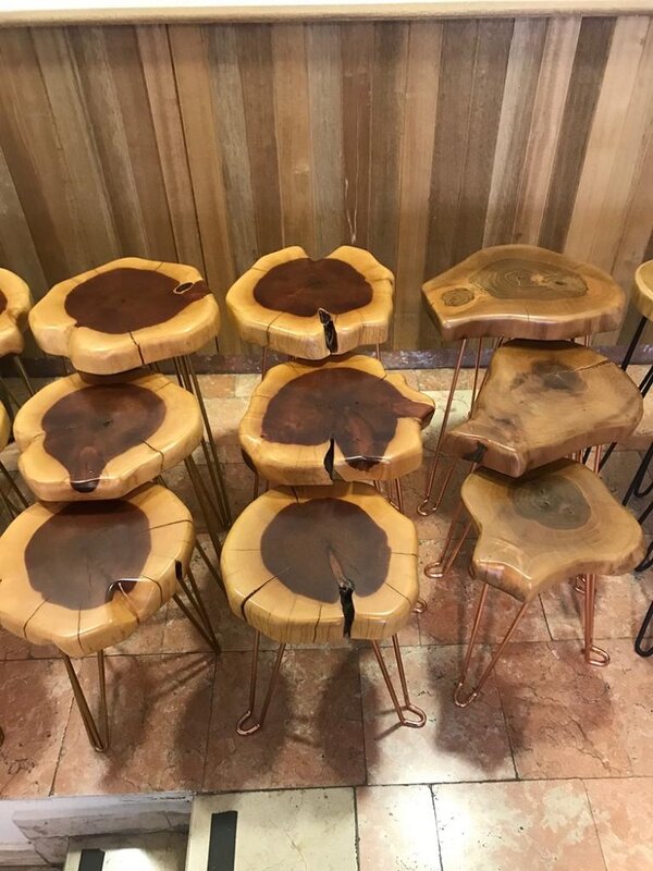 TABLE basse en bois de genièvre véritable, forme naturelle, ensemble de trois pieds en cuivre plaqué