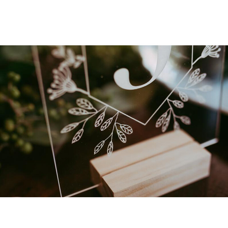 Numeração de mesa acrílica da caligrafia com conjunto de madeira do suporte, sinal do número do chuveiro do evento do casamento. número moderno personalizado da tabela do casamento
