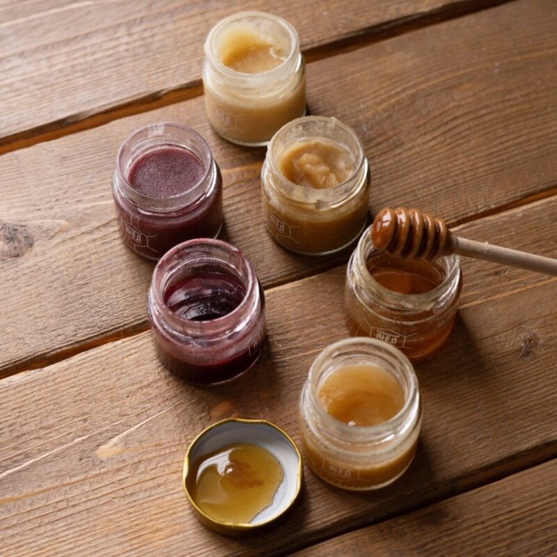 꿀 꿀 천연 꿀 말린 꽃 꿀 오소리 양봉장 꿀 제품 꿀 항아리 꿀 꿀 두 종류의 블루 베리 세트