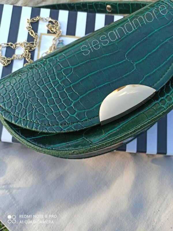 Croc รูปแบบกระเป๋า Messenger สีเขียว