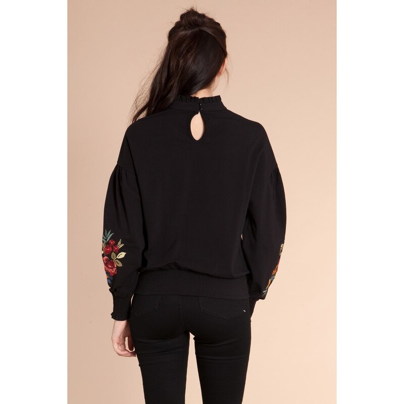 Bexy-805 Pucca-Handles Gipeli Embroidered Black Sweashirt L