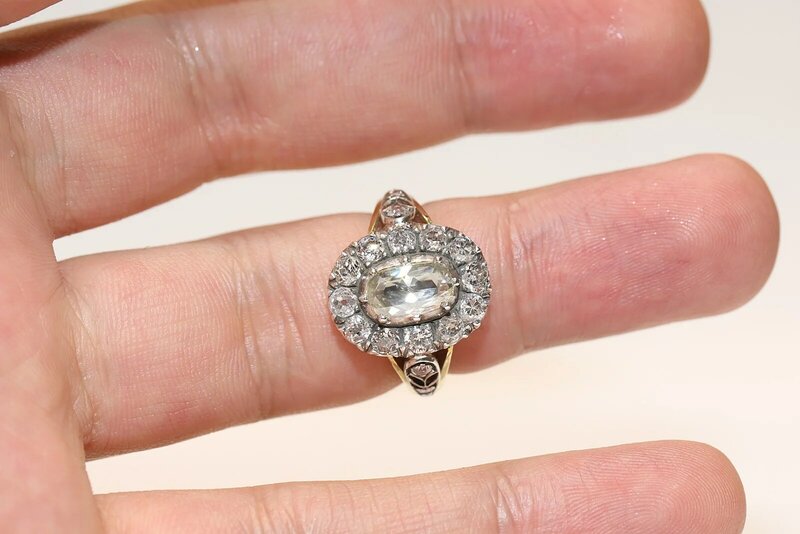 Оригинальное кольцо из 18-каратного золота ручной работы