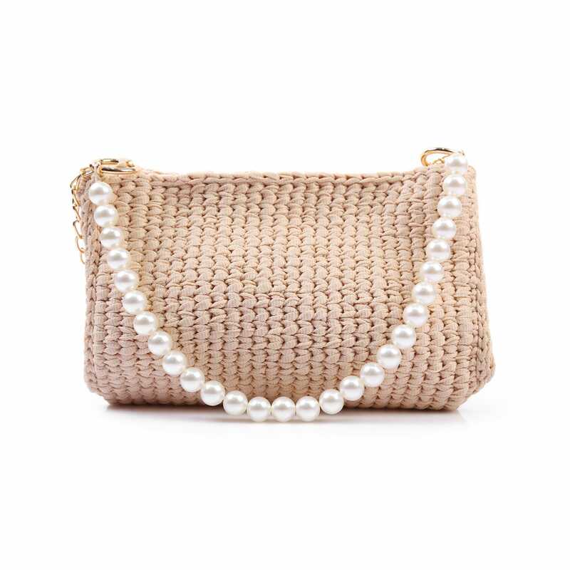 Bolsa de perlas beige de punto hecha a mano con diseño