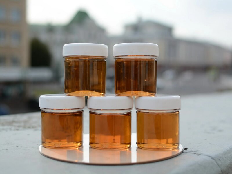 1 리터 (1.5 kg) 의 마을에서 자연적인 바닥 꿀.