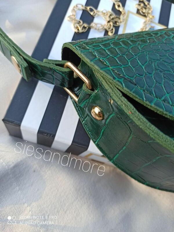 Зеленая сумка-мессенджер с крокодиловым узором